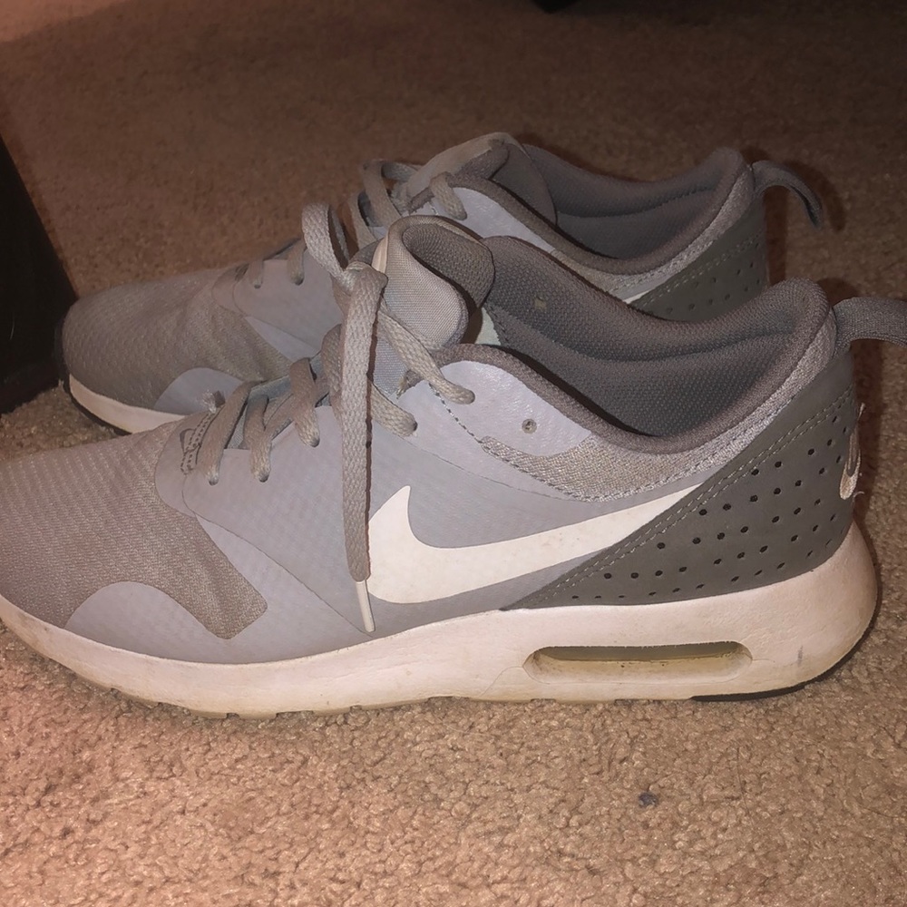 Men’s nike AirMax size shoe 7.5, fits women size 9